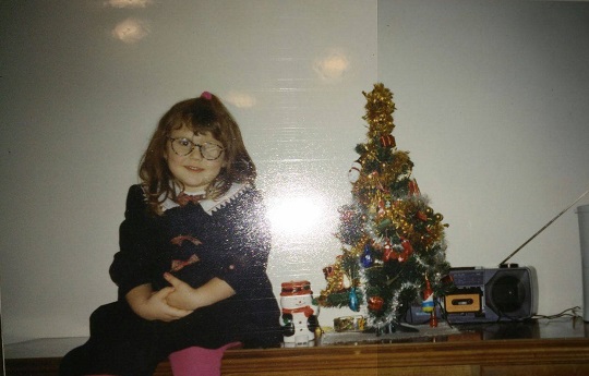 Euch graut vor den Weihnachtsfeiertagen? Eure Familie versteht euch nicht, ständig werden ihr kritisiert? Willkommen im Klub. Warum sich hinter mancher Kritik ein „Ich sorge mich“ versteckt, ihr in den kleinen Gesten manchmal die größten Gemeinsamkeiten finden könnt und meine Oma hippe Snacks kannte, bevor sie cool waren.