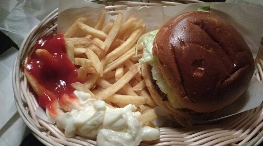 Das neue Jahr ist da und somit auch die Zeit der tollen Neujahrsvorsätze. Alle wollen schlanker, schneller, schlauer werden. Ihr würdet euch aber lieber unter einem Stein verkriechen und von allen in Ruhe gelassen werden mit diesem Scheiß? Oder hattet ihr hehre Ziele, aber am 3. Januar ist schon wieder Schluss mit dem tollen, neuen Leben? Ich hab mir die sieben beliebtesten Neujahrsvorsätze des Jahres 2017 angesehen und angepasst. Die neuen Vorsätze könnt ihr euch als Vorbild nehmen, drüber lachen oder der nächsten „Ich hab mit dem Rauchen aufgehört!“-Nervensäge schicken.